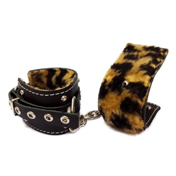 Esposas negras simples con mosqueton y peluche animal print